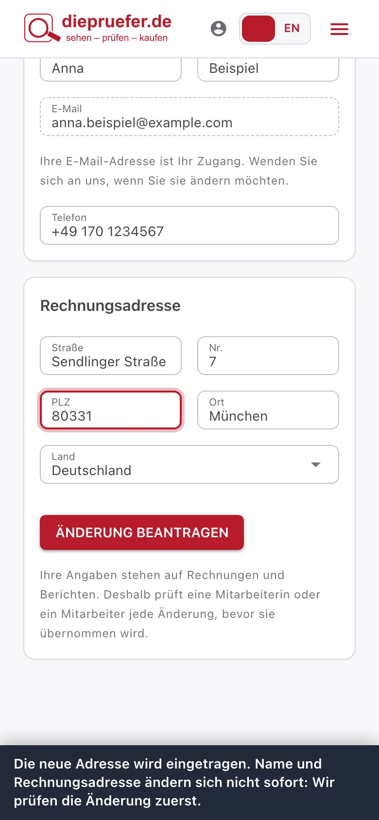 Schritt 2: Die neue Adresse wird eingetragen. Name und Rechnungsadresse ändern sich nicht sofort: Wir prüfen die Änderung zuerst.